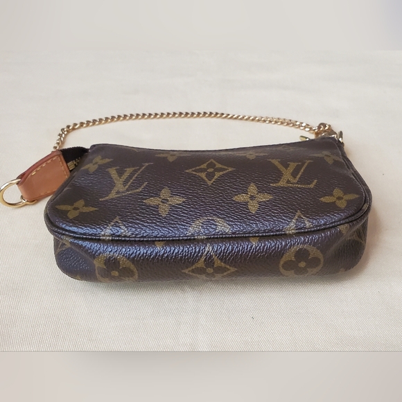 Louis Vuitton Mini Pochette Accessoires - Picture 5 of 16